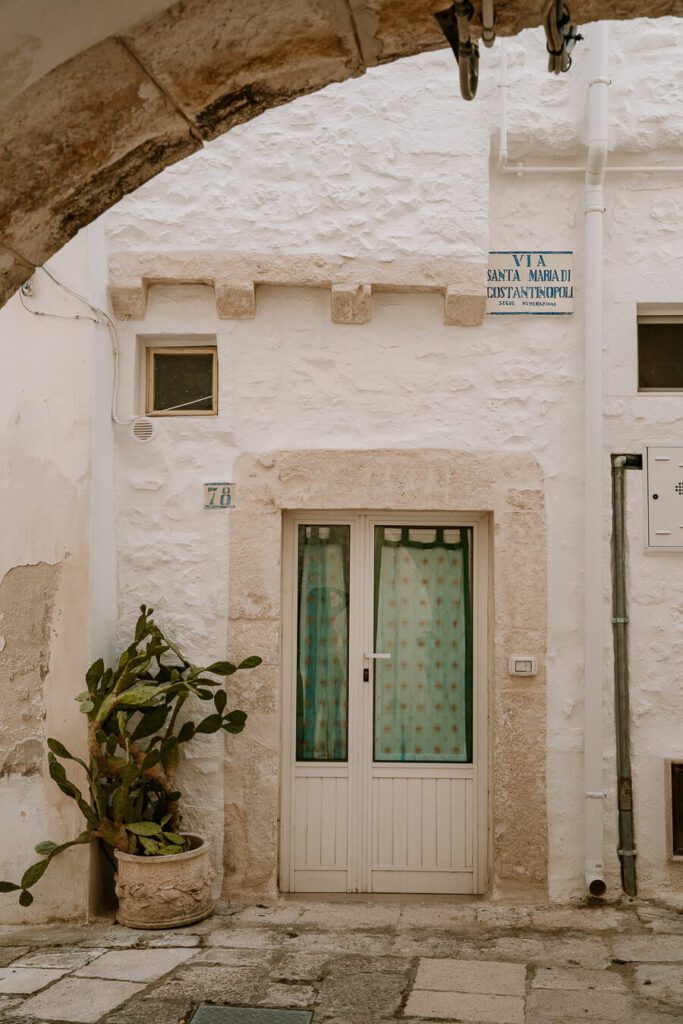 White doorway in Cisternino Puglia