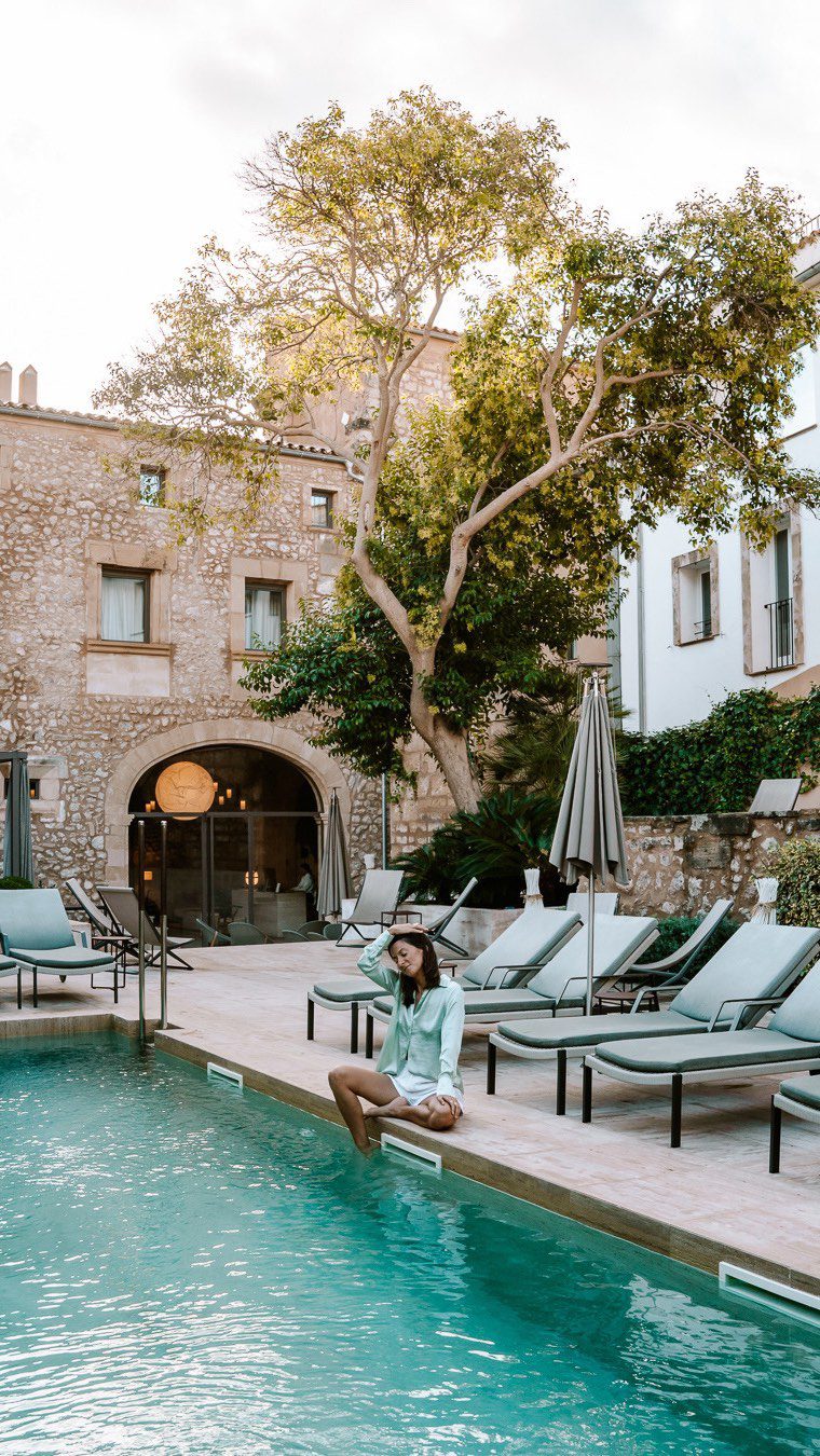 Pool hangs have never looked so good to the setting Mallorca sun ☀️ 

#mallorcaisland #mallorcaparadise #mallorcalovers #besthotelsintheworld #besthotels