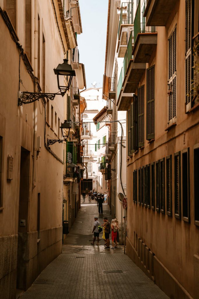 the best things to do in Palma Spain- explore the old town
