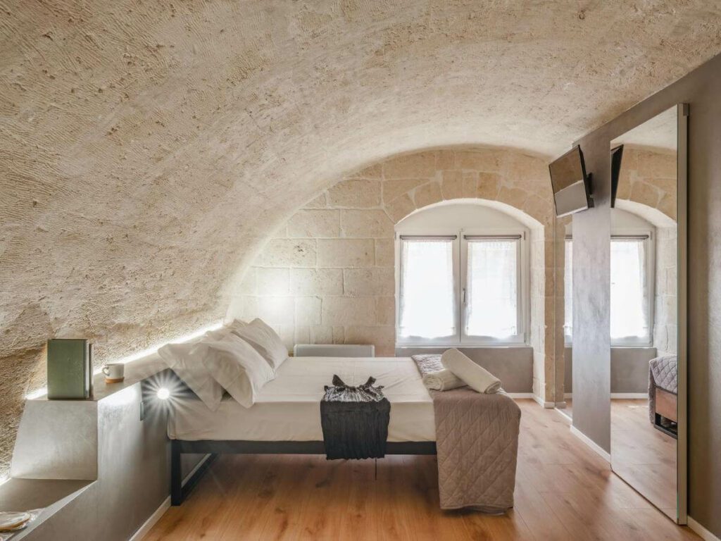 Hydria rooms cave hotel room in Matera