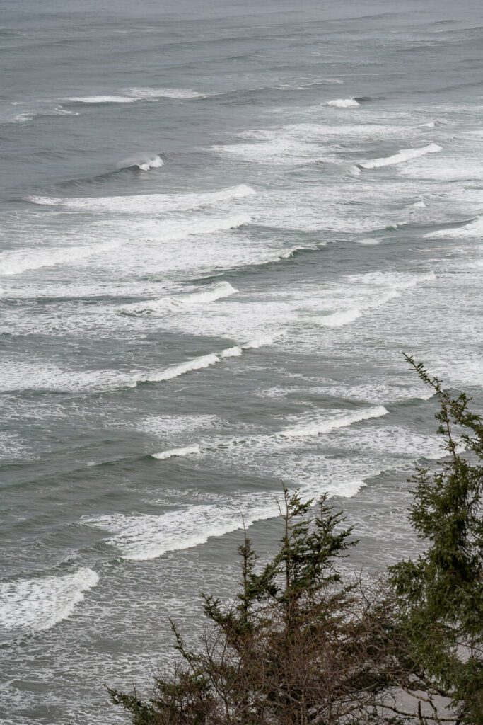 pacific ocean waves rolling in on the oregon coast