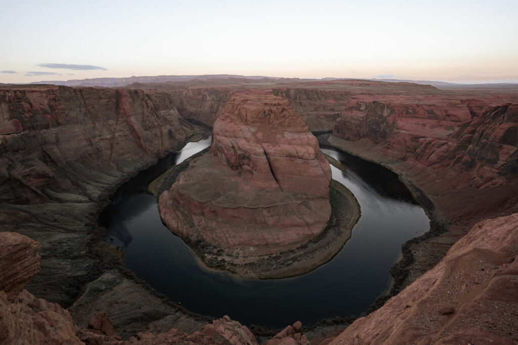 image of the expansive horseshoe bend right before sunrise