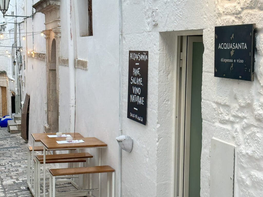 acquasanta wine bar in ostuni