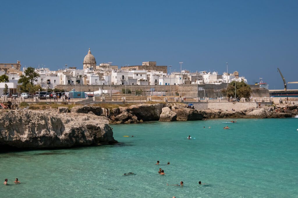 cala rosso monopoli looking to town
