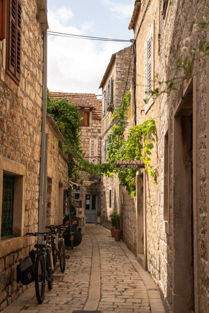 a sunlit alley in Stari GRad