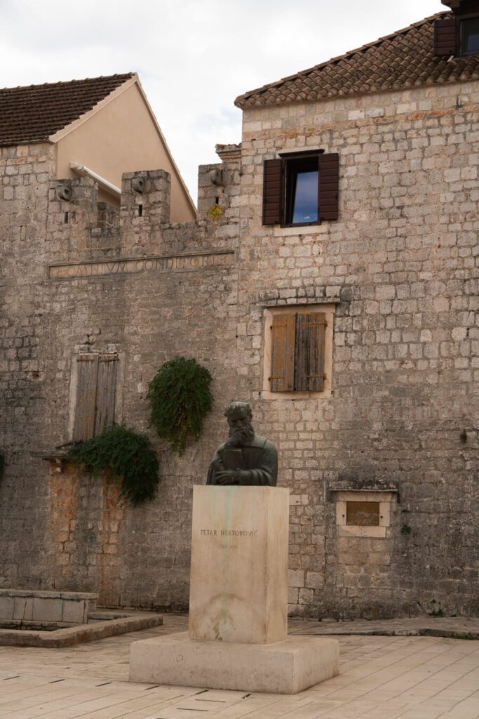 exterior and statue of Fortress of Petar Hektorović