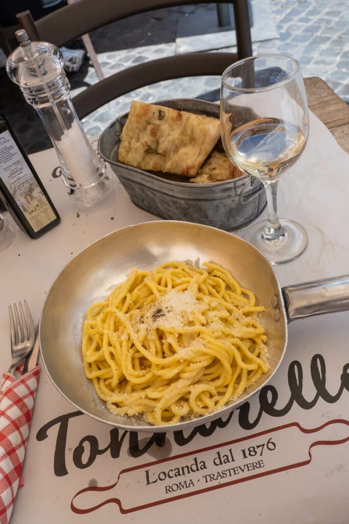 cacio e pepe at a popular restaurant in trastavere
