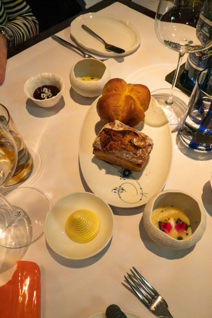 bread and starters at Nolita Restaurant warsaw