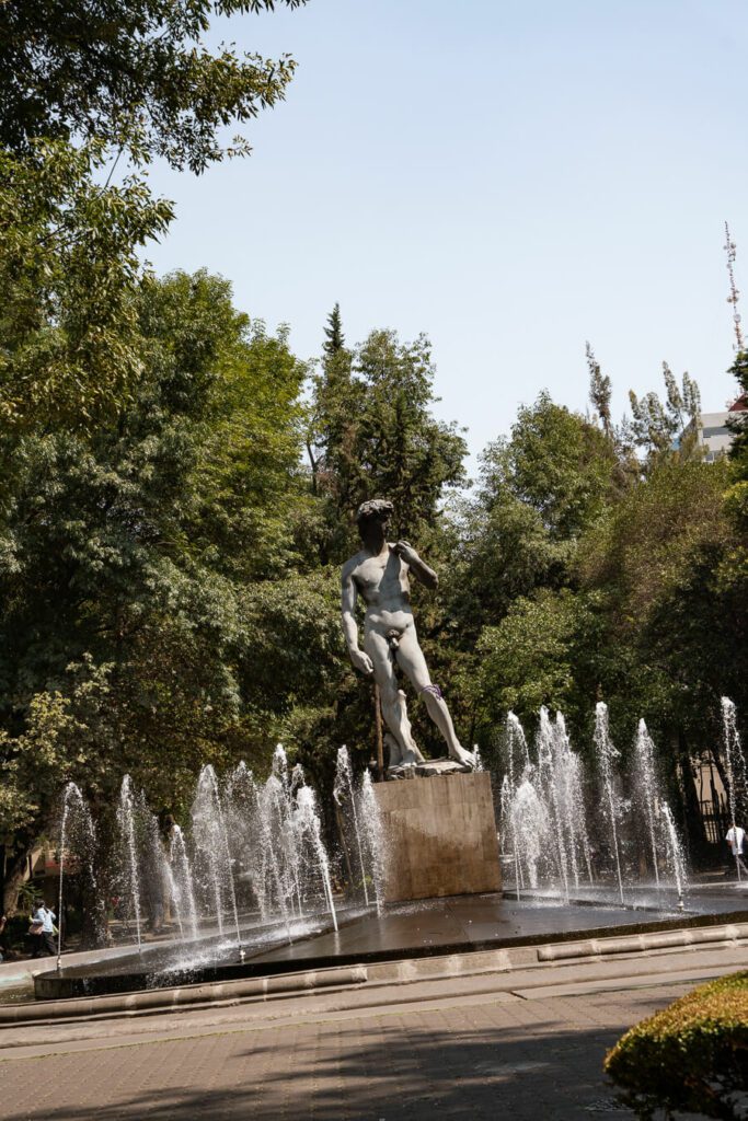plaza rio de janeiro with david statue copy in roma norte
