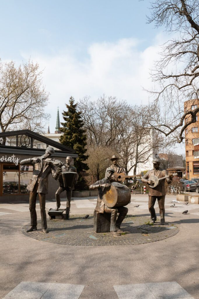 band sculpture in praga warsaw