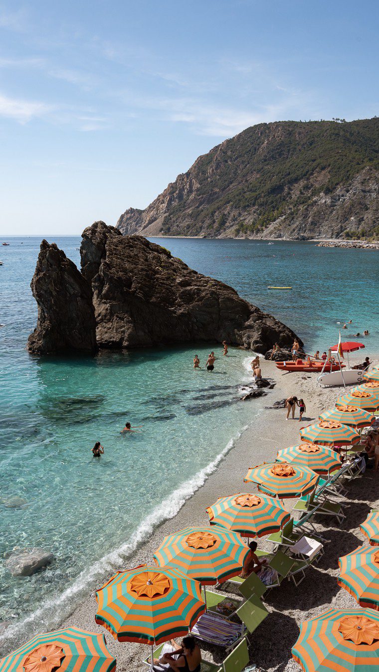 Frames from the perfect beach day in Monterosso. 

#monterosso #monterossoalmare #cinqueterreitaly #cinqueterrenationalpark #cinqueterre_love #beachday #mytinyatlas #slowtravel #luxurytravel cinque Terre national park | cinque Terre | monterosso Al mare | beach day