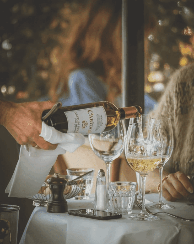 waiter pouring wine at bistrot du bac rotterdam