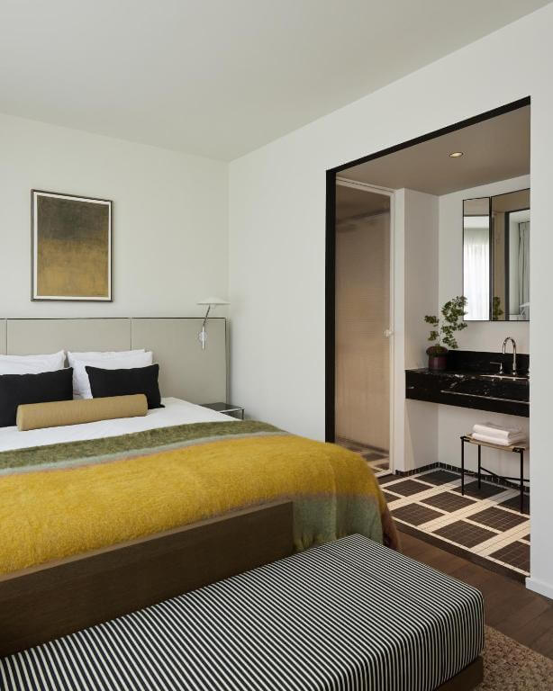guest room at morgan and mees rotterdam